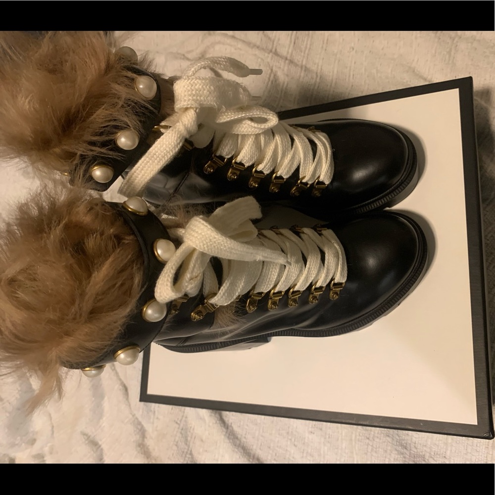 Gucci boots with fur.🤎🖤🤎